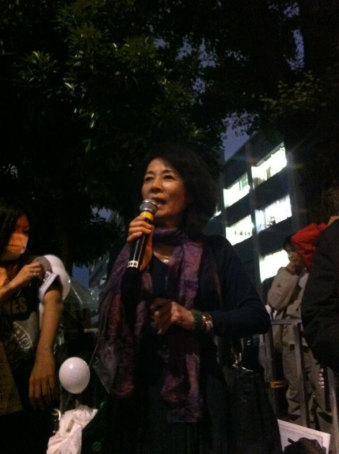 「【写真】官邸前デモに参加し「原発再稼働反対」を訴える女優の木内みどりさん」 by @thoton_a