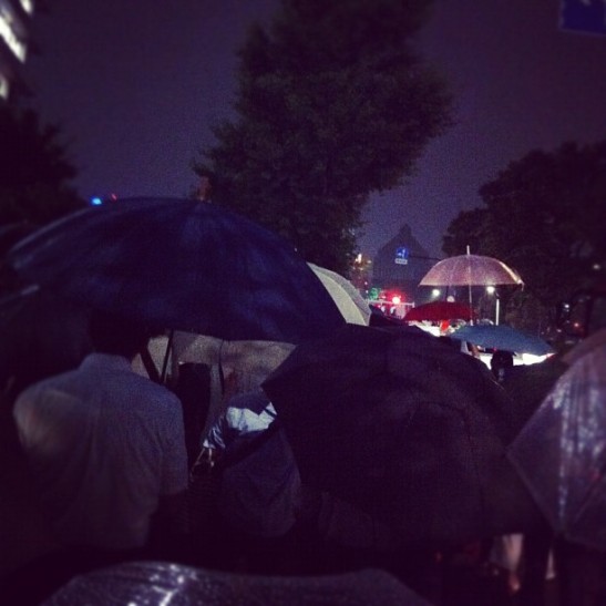 「雨の中、官邸前にて再稼働反対デモ、8時になったので終了。たくさんの人。再稼働反対！まだ官邸前はたくさんの声。届け。叶え。」 by @anita_chihiro
